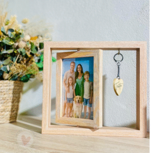 Marco de Fotos Personalizado Giratorio de Madera con Llavero de Corazón Personalizado Foto personalizada Alta calidad en Metal Sublimado